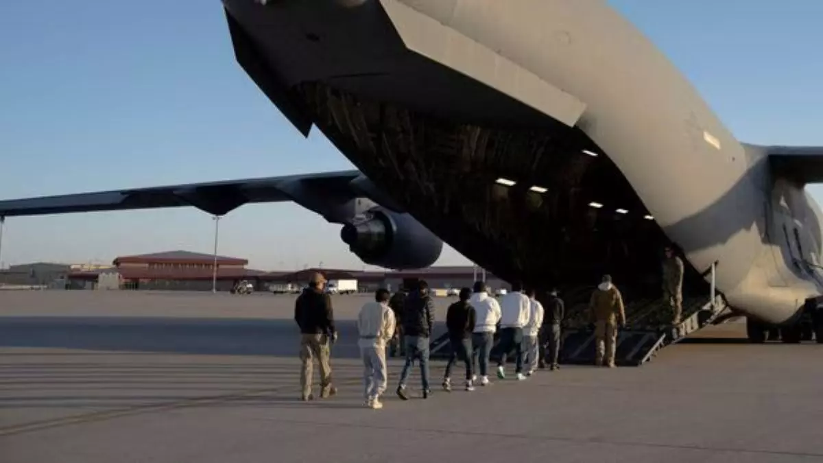 अमेरिका से 104 अवैध भारतीयों को लेकर अमृतसर पहुंचा C-17 एयरक्राफ्ट, हाथ और पैर में लगी थी हथकड़ी अमेरिका से 104 अवैध भारतीयों को लेकर अमृतसर पहुंचा C-17 एयरक्राफ्ट, हाथ और पैर में लगी थी हथकड़ी
