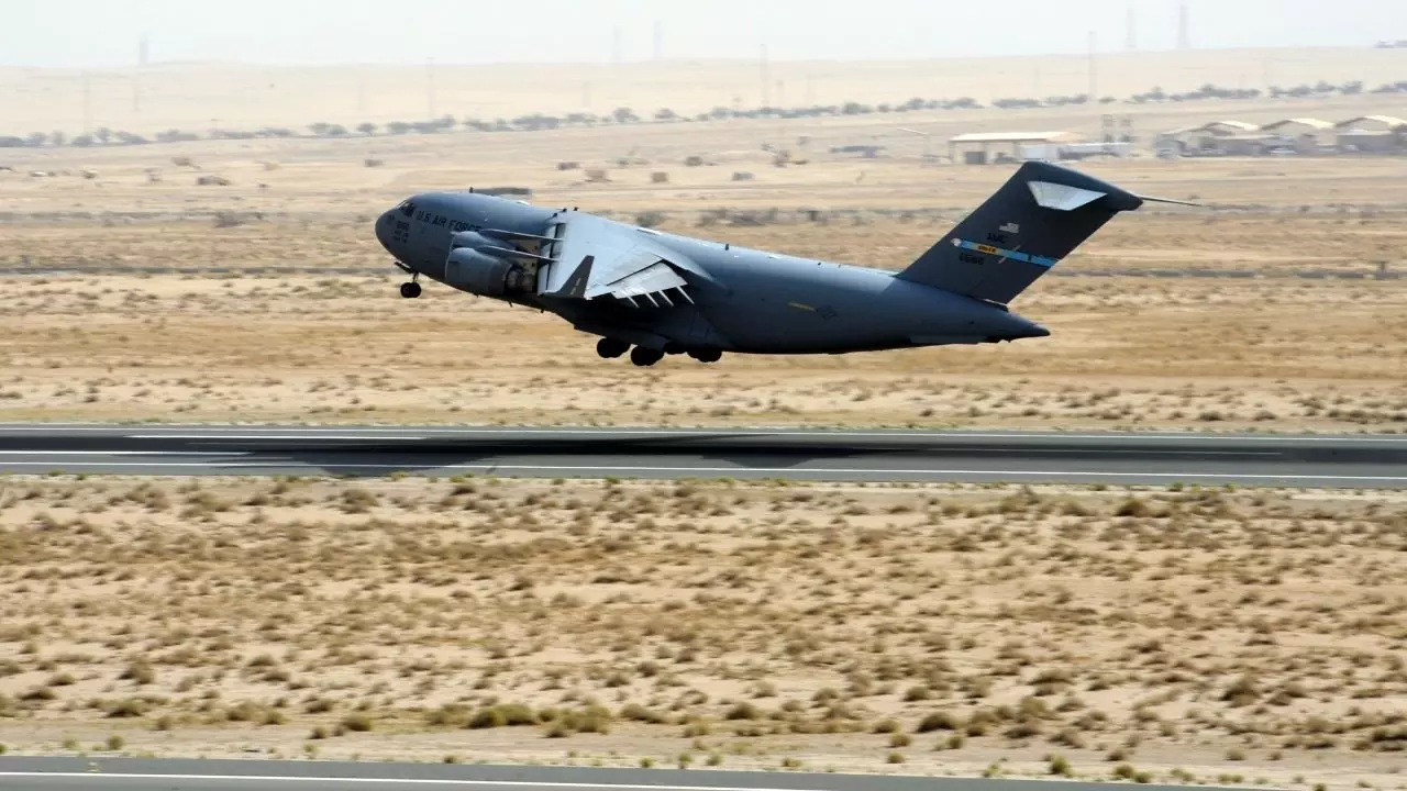 क्‍यों इतना खास है C-17 ग्‍लोबमास्‍टर विमान? सैनिकों ही नहीं, चिनूक हेलीकॉप्‍टर को भी ले जाने में सक्षम