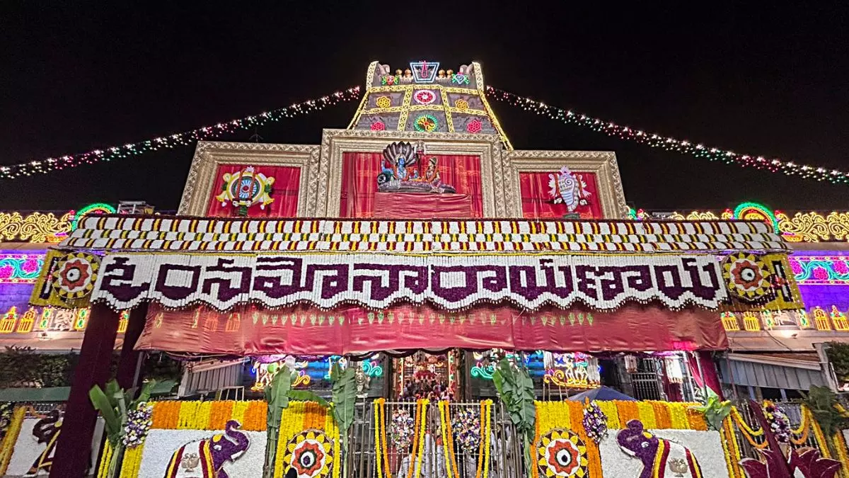 ट्रांसफर ले लो या रिटायर हो जाओ... तिरुपति मंदिर में 18 गैर-हिंदू कर्मचारियों के लिए क्यों जारी हुआ आदेश?