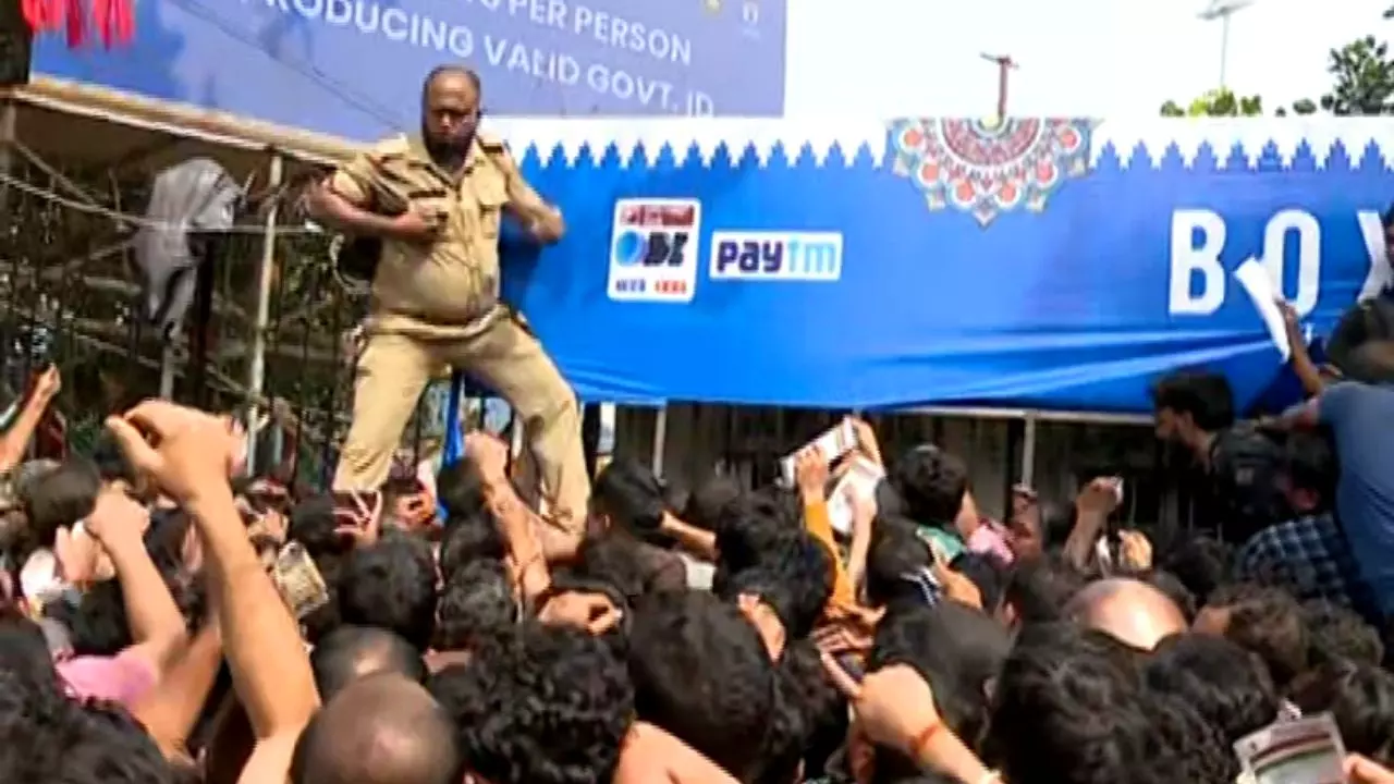 IND VS ENG मैच देखने की एक्साइटमेंट, टिकट काउंटर पर भगदड़ जैसे हालात; पुलिस को चलानी पड़ी वॉटर गन