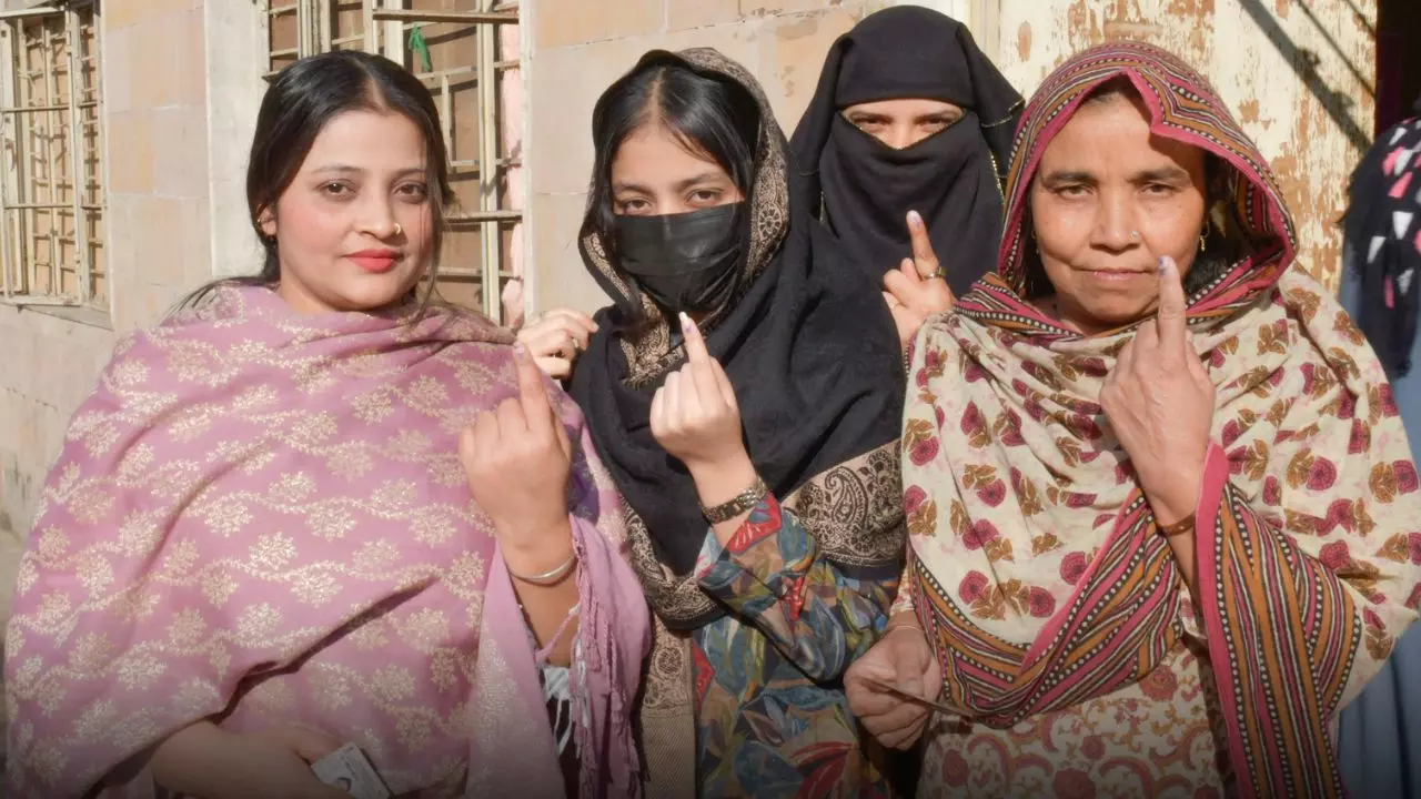 दिल्ली के मुस्लिम बहुल इलाके में छप्परफाड़ वोटिंग, Exit Polls में किसके साथ कितने % हैं ये वोटर्स?