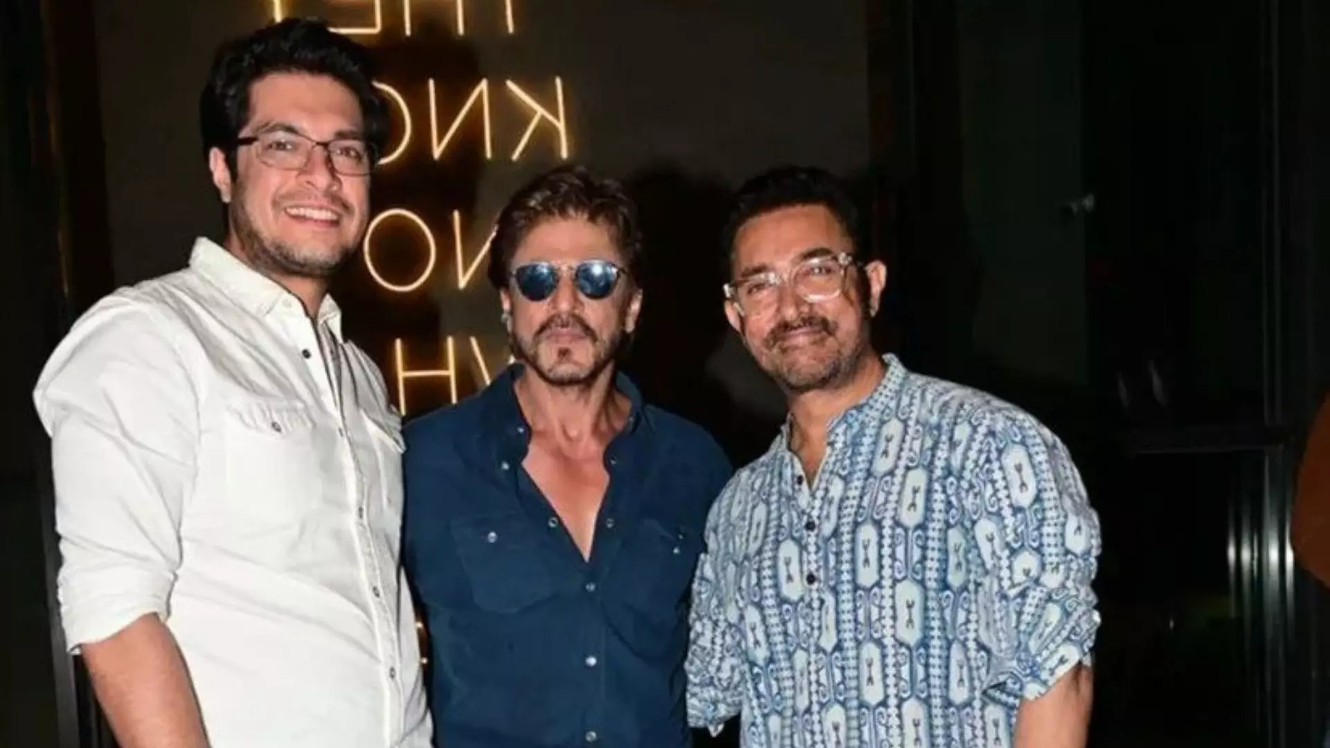 Loveyapa की स्क्रीनिंग में Shahrukh Khan की ग्रैंड एंट्री, Aamir के बेटे Junaid Khan पर लुटाया प्यार Loveyapa की स्क्रीनिंग में Shahrukh Khan की ग्रैंड एंट्री, Aamir के बेटे Junaid Khan पर लुटाया प्यार