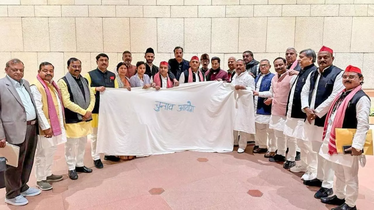 VIDEO: मर चुका है चुनाव आयोग, रिजल्ट से पहले अखिलेश का बड़ा आरोप; सपा ने EC को भेजा कफन