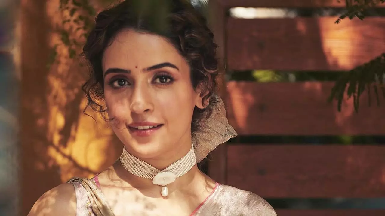 Sanya Malhotra बनी दुल्हन! गुलाबी जोड़े में सामने आया एक्ट्रेस का ब्राइडल लुक Sanya Malhotra बनी दुल्हन! गुलाबी जोड़े में सामने आया एक्ट्रेस का ब्राइडल लुक
