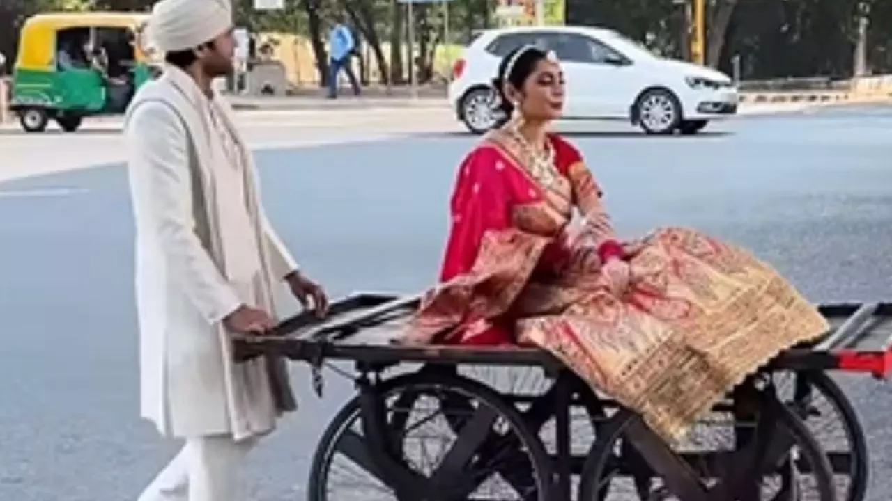 पालकी नहीं ठेले में होकर सवार चली दुल्हनिया, Viral Video में लोगों ने कहा- अच्छा है मैं अंधा हूं