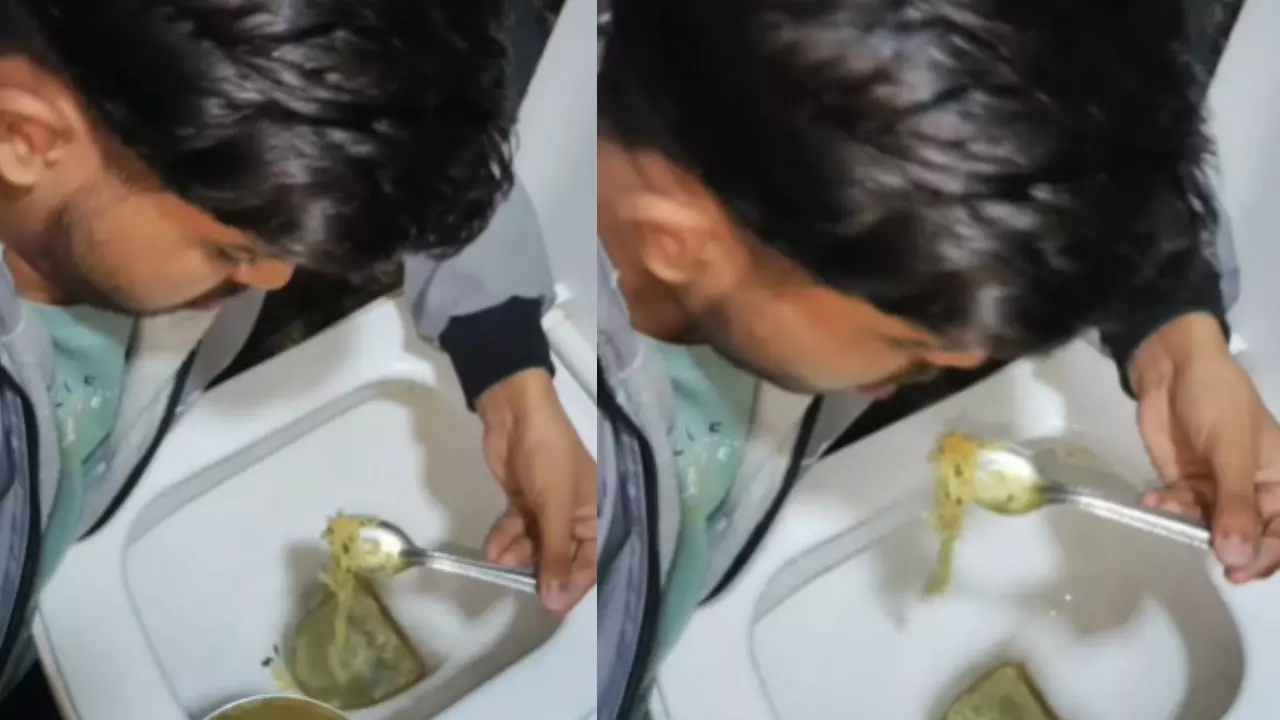 छी छी छी! वायरल होने के लिए  टॉयलेट सीट में डुबोकर खा गया मैगी, VIDEO देख आ जाएगी उल्टी