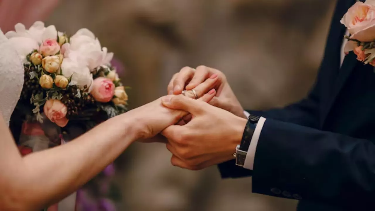 Open Marriage शादी का नया ट्रेंड या सिर्फ एक भ्रम? आखिर क्यों हो रहा ये इंडिया में पॉपुलर Open Marriage शादी का नया ट्रेंड या सिर्फ एक भ्रम? आखिर क्यों हो रहा ये इंडिया में पॉपुलर