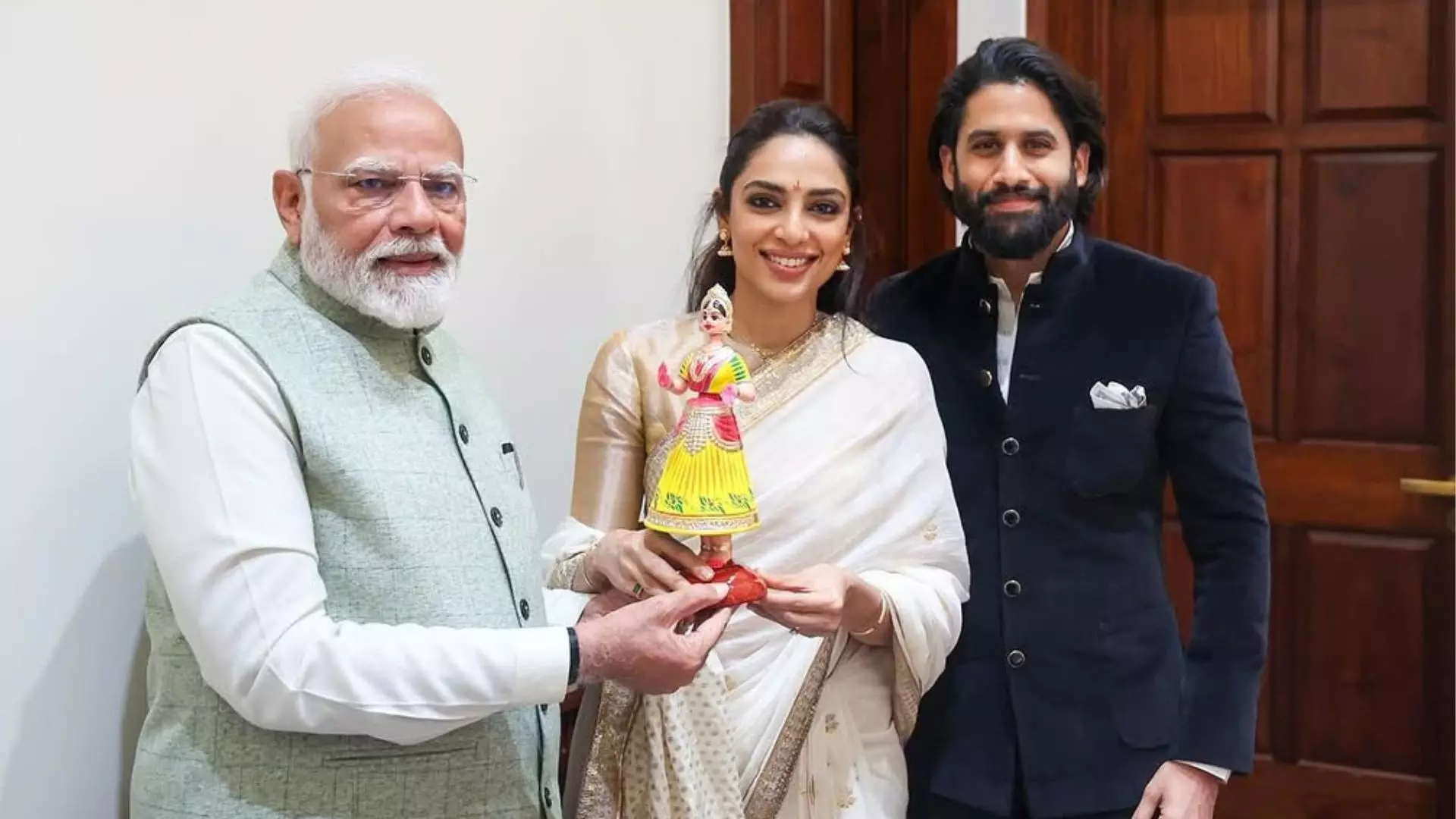 नरेंद्र मोदी से मिला अक्किनेनी परिवार, Sobhita Dhulipala और Naga Chaitanya ने पीएम को दिया खास तोहफा नरेंद्र मोदी से मिला अक्किनेनी परिवार, Sobhita Dhulipala और Naga Chaitanya ने पीएम को दिया खास तोहफा