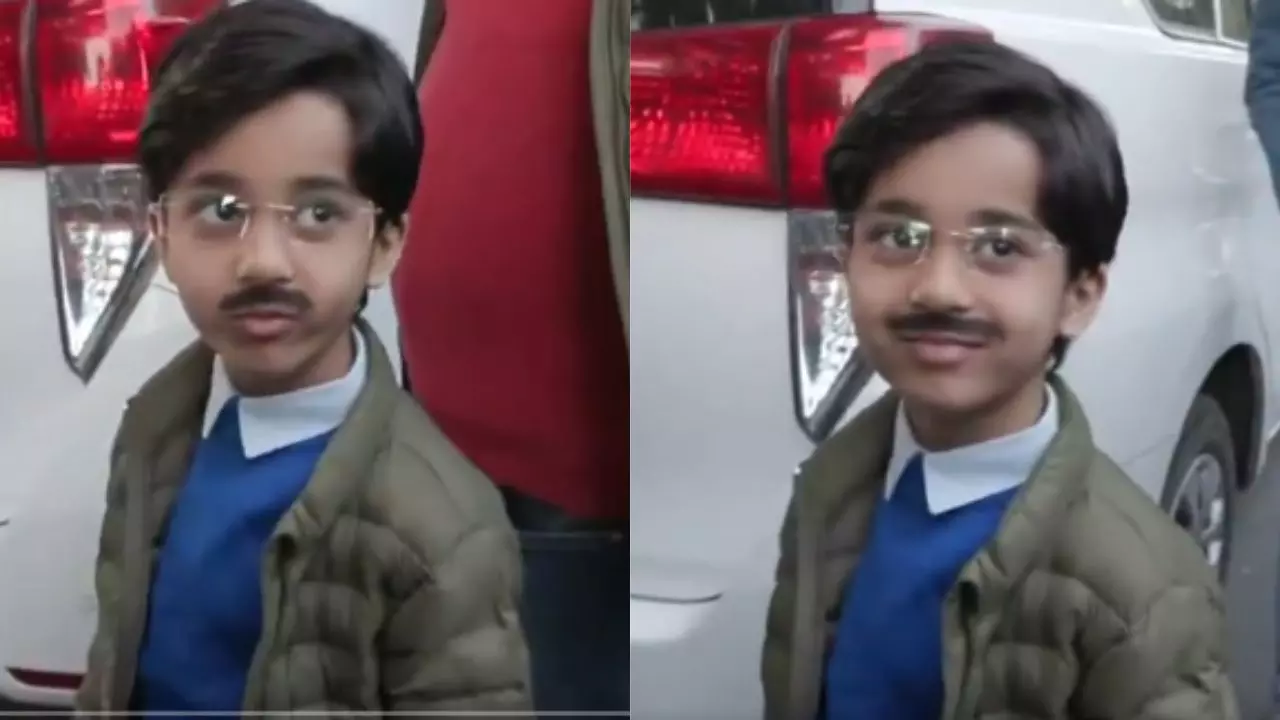 अरविंद केजरीवाल से मिलने पहुंचा नन्हा AAP समर्थक, मिलिए उनके मिनी वर्जन बेबी मफलर मैन से अरविंद केजरीवाल से मिलने पहुंचा नन्हा AAP समर्थक, मिलिए उनके मिनी वर्जन बेबी मफलर मैन से