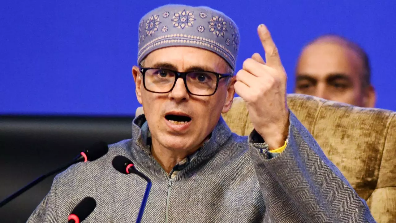 और लड़ो आपस में, दिल्ली चुनाव के नतीजों के बीच उमर अब्दुल्ला का AAP-कांग्रेस पर हमला और लड़ो आपस में, दिल्ली चुनाव के नतीजों के बीच उमर अब्दुल्ला का AAP-कांग्रेस पर हमला