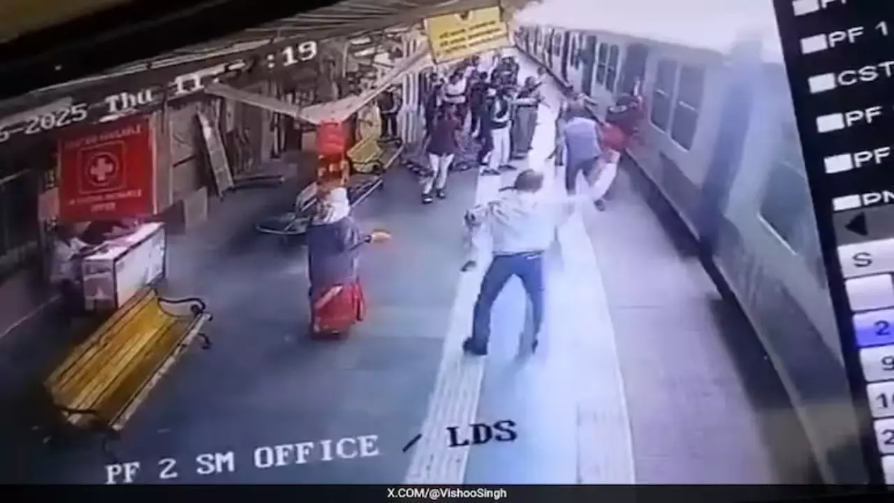 लोकल ट्रेन के नीचे घीसटती पैसेंजर को महिला कांस्टेबल ने ऐसे बचाया, VIDEO देख खड़े हो जाएंगे रोंगटे