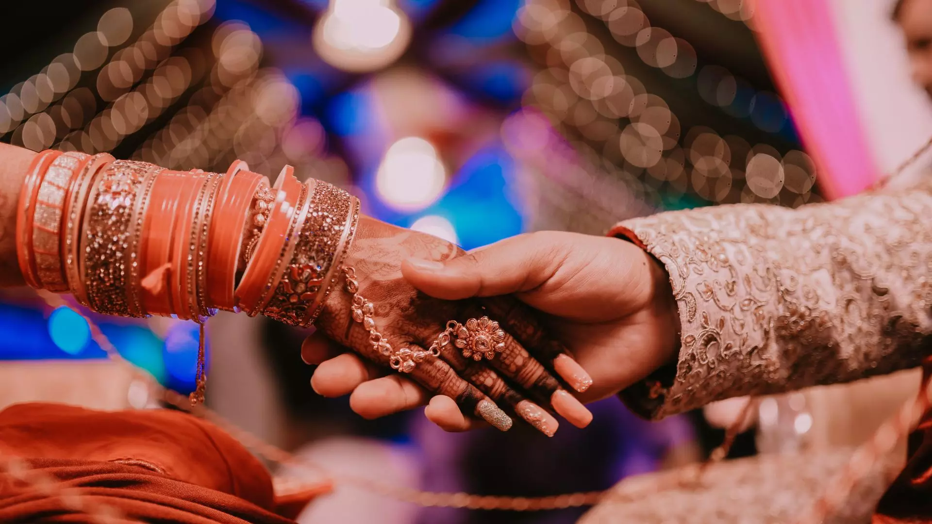 कामयाबी की सीढ़ी चढ़ते ही पत्नी की बेवफाई, 15 लाख का कर्जा लेकर पति ने दिलवाई थी रेलवे में नौकरी कामयाबी की सीढ़ी चढ़ते ही पत्नी की बेवफाई, 15 लाख का कर्जा लेकर पति ने दिलवाई थी रेलवे में नौकरी