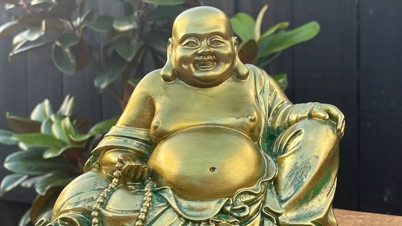 घर में लाफिंग बुद्धा रखने से होते हैं ये फायदे, जान लें किस दिशा में रखें