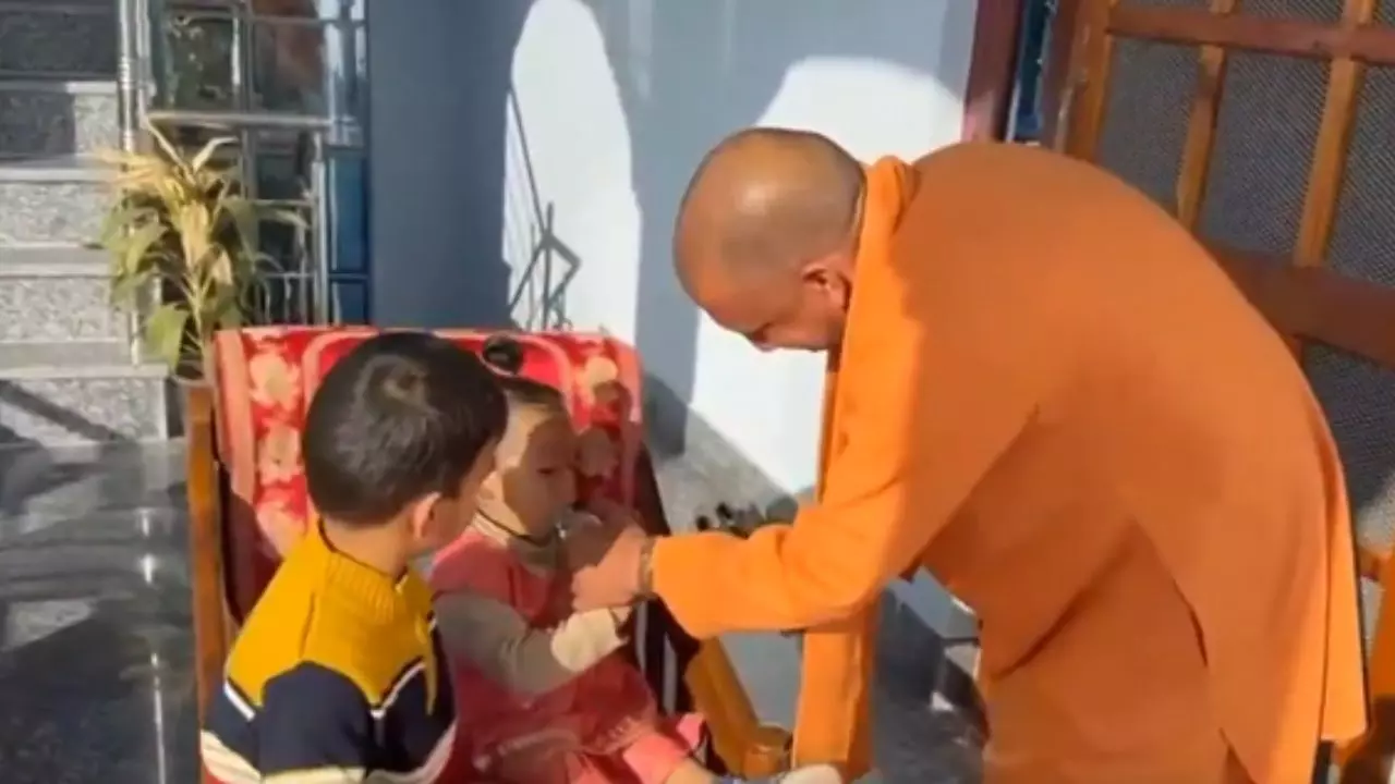 तुमने कुछ खाया...नन्ही बच्ची को पानी पिलाते दिखे CM योगी, Video Viral