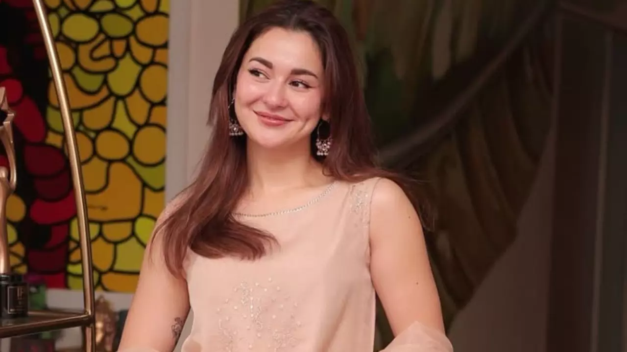 बॉलीवुड में होगी पाकिस्तानी एक्ट्रेस Hania Aamir की एंट्री, करेंगी Karan Johar की फिल्म?