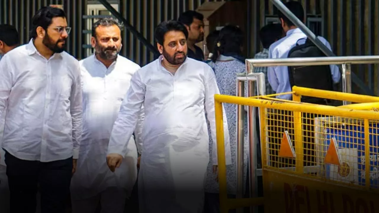 तीसरी बार बने विधायक लेकिन पुलिस से क्यों भागते फिर रहे अमानतुल्लाह खान, अब कौन सा किया कांड? तीसरी बार बने विधायक लेकिन पुलिस से क्यों भागते फिर रहे अमानतुल्लाह खान, अब कौन सा किया कांड?