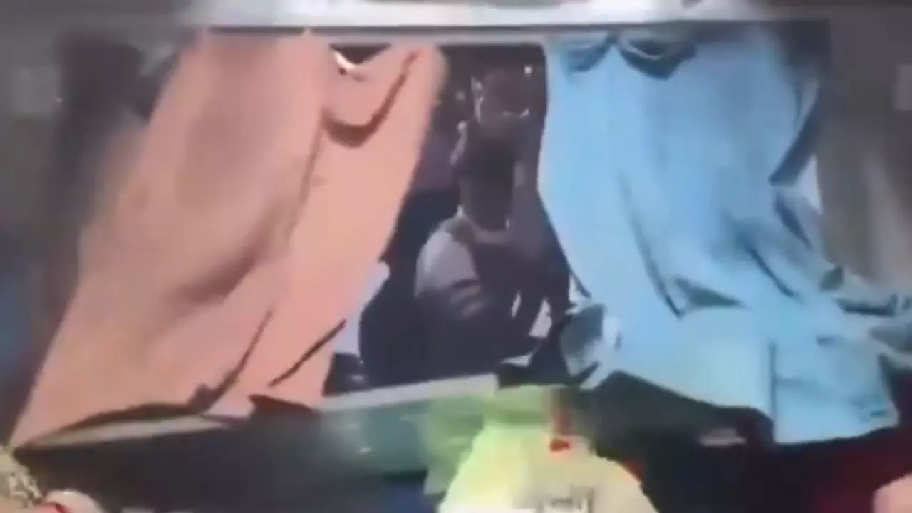गजब का हंगामा! पाप धोने महाकुंभ में जाने के लिए ऐसी ललक की तोड़ दिए AC कोच के शीशे, Video Viral