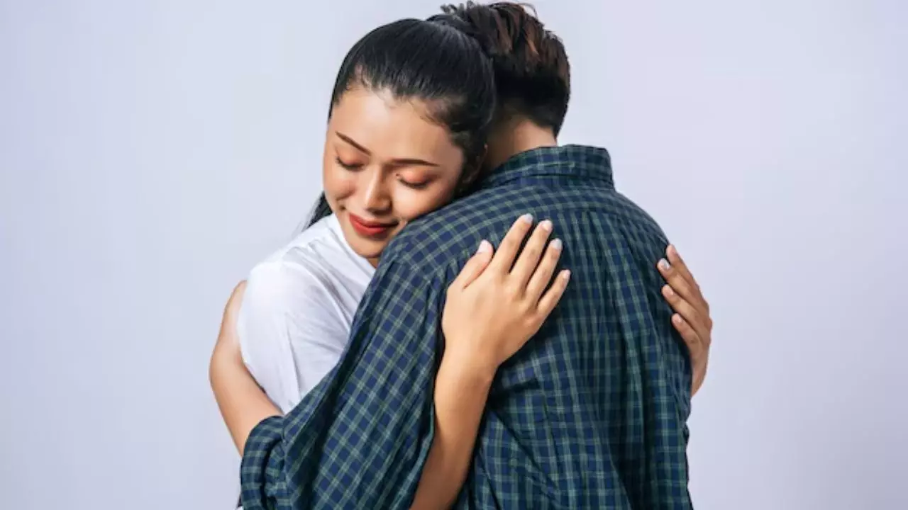 Hug Day 2025: झप्पी से मिलेगा पॉजिटिव वाइब्स का डोज, गले लगाओ, खुशियों का फुल पैकेज पाओ! Hug Day 2025: झप्पी से मिलेगा पॉजिटिव वाइब्स का डोज, गले लगाओ, खुशियों का फुल पैकेज पाओ!