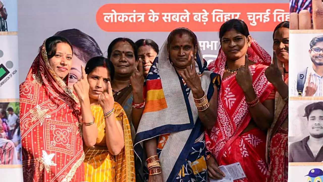 छत्तीसगढ़ में निकाय चुनाव के लिए डाले गए वोट, पुरुषों से ज्यादा दिखा महिलाओं में उत्साह