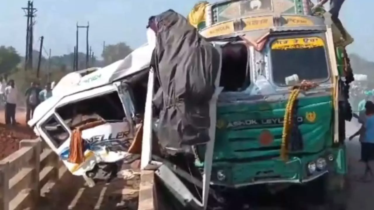 जबलपुर में ट्रक से ट्रैवलर की जोरदार टक्कर, 7 की दर्दनाक मौत, कई घायल, महाकुंभ से लौट रहे थे सभी श्रद्धालु
