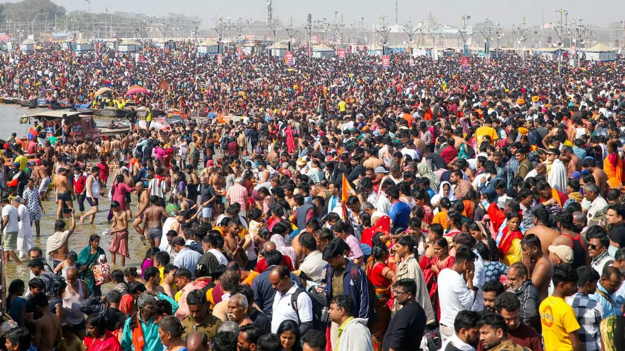 भीड़-भगदड़ पर आस्था भारी! महाकुंभ में माघी पूर्णिमा पर 1 करोड़ 30 लाख श्रद्धालुओं ने लगाई डुबकी | 5 VIDEO