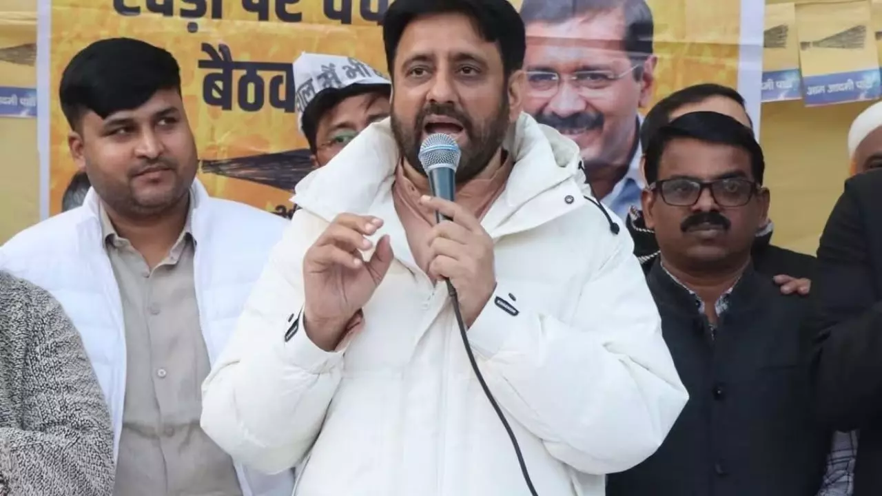 तीन दिन से फरार MLA कहां? गली- गली तलाश रही पुलिस, अमानतुल्लाह ने लगाई अग्रिम जमानत याचिका तीन दिन से फरार MLA कहां? गली- गली तलाश रही पुलिस, अमानतुल्लाह ने लगाई अग्रिम जमानत याचिका