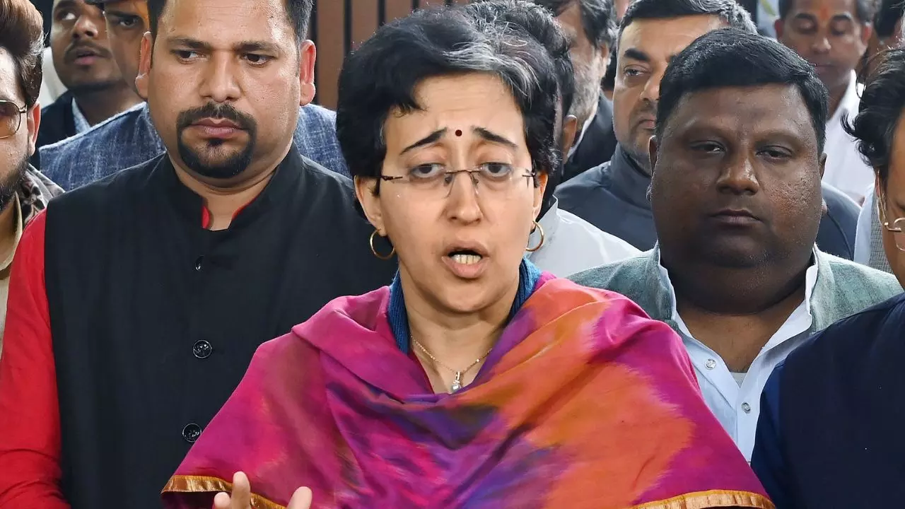 दिल्ली वालों के लिए BJP बनी विपदा, AAP का बड़ा दावा-10 साल के बाद लोग खरीद रहे इन्वर्टर | VIDEO