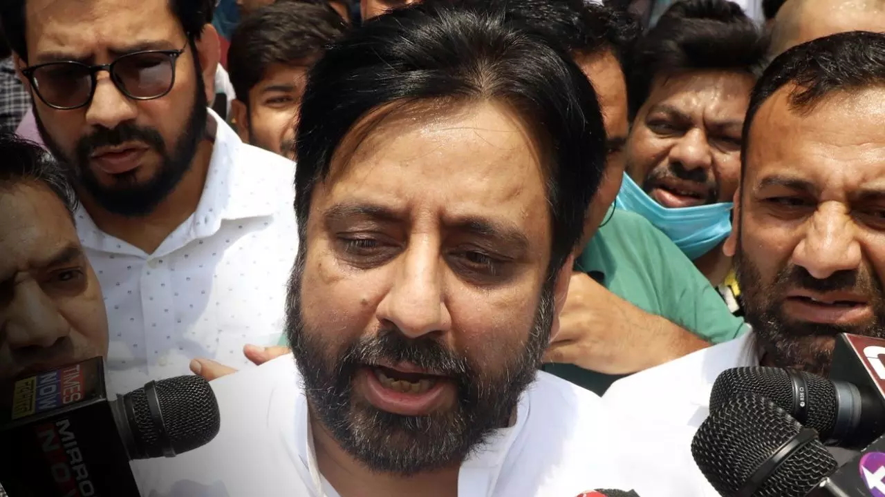 AAP विधायक अमानतुल्लाह खान को बड़ी राहत, कोर्ट ने गिरफ्तारी पर लगाई रोक, 24 फरवरी को अगली सुनवाई AAP विधायक अमानतुल्लाह खान को बड़ी राहत, कोर्ट ने गिरफ्तारी पर लगाई रोक, 24 फरवरी को अगली सुनवाई