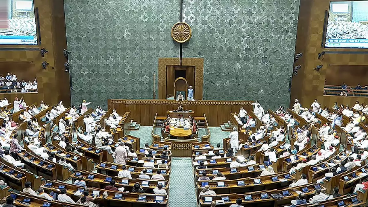 लोकसभा में पेश हुआ नया इनकम टैक्स और वक्फ बिल की JPC रिपोर्ट, विपक्ष ने सदन से किया वॉकआउट लोकसभा में पेश हुआ नया इनकम टैक्स और वक्फ बिल की JPC रिपोर्ट, विपक्ष ने सदन से किया वॉकआउट