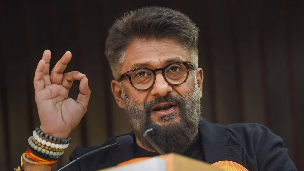 Samay Raina की चुप्पी पर Vivek Agnihotri ने खेला कश्मीरी पंडित कार्ड, यूजर्स ने कहा- आप मूर्ख हैं