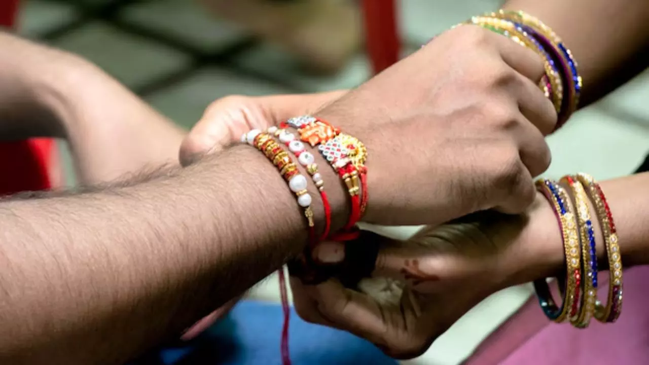 अगर वैलेंटाइन डे पर पकड़े गए तो प्रेमिका से बंधवाएंगे ब्वॉयफ्रेंड को राखी, बजरंग दल का फरमान अगर वैलेंटाइन डे पर पकड़े गए तो प्रेमिका से बंधवाएंगे ब्वॉयफ्रेंड को राखी, बजरंग दल का फरमान