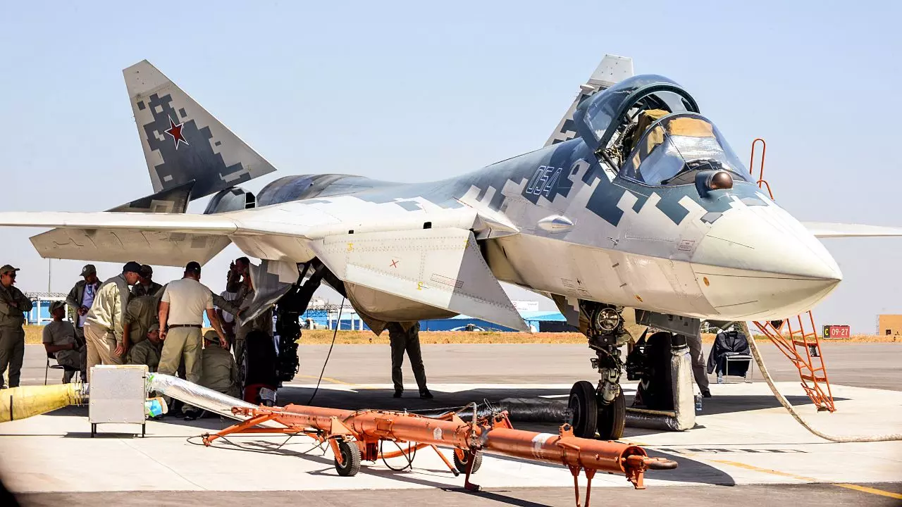 रूस का SU-57 देगा अमेरिका के F-35 को कड़ी टक्‍कर, भारत के लिए कौन बेहतर?