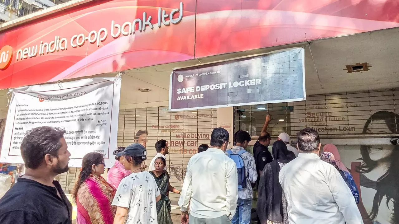 122 करोड़ खा गया पूर्व GM! चेहरे पर मायूसी लिए बैंक के चक्कर लगा रहे कस्टमर | 10 UPDATE 122 करोड़ खा गया पूर्व GM! चेहरे पर मायूसी लिए बैंक के चक्कर लगा रहे कस्टमर | 10 UPDATE