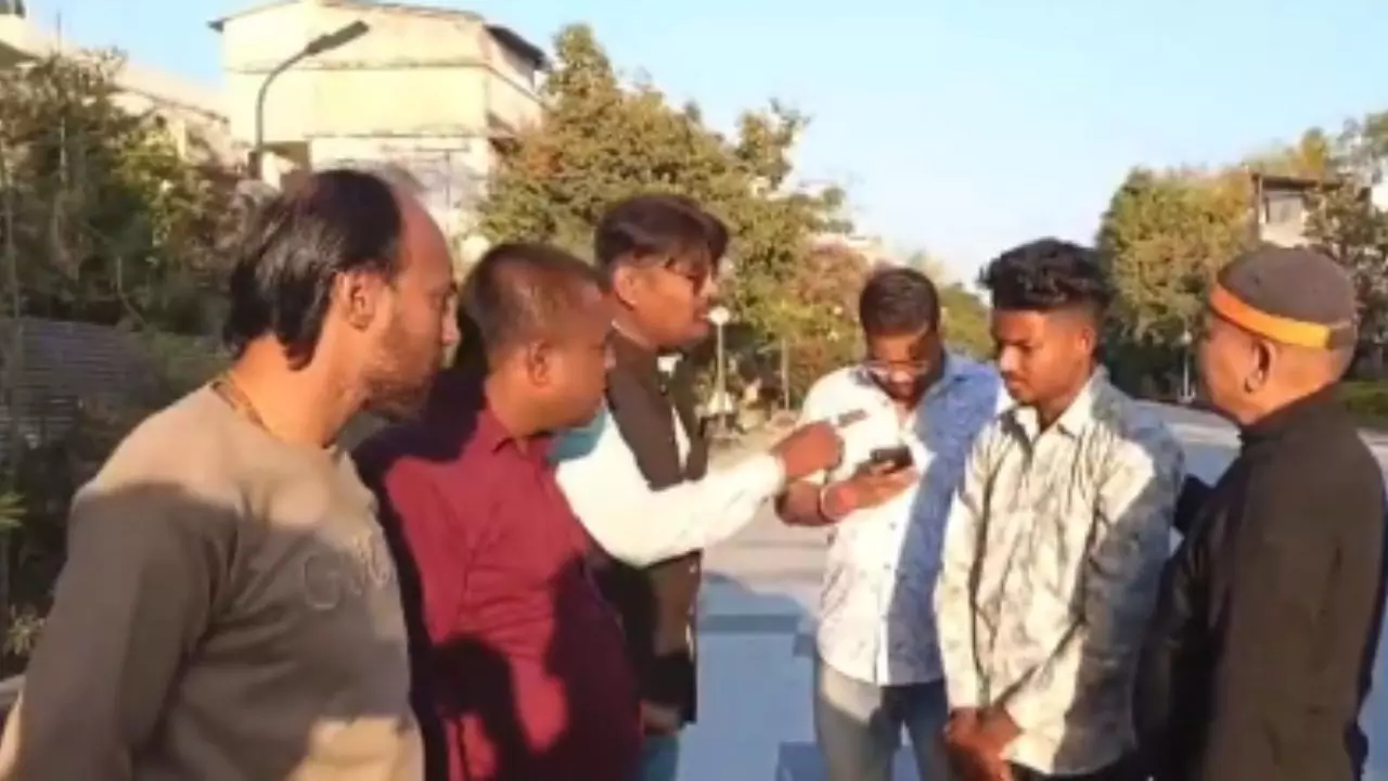 पैंट उतरवाकर धर्म जानने की कोशिश! ID न दिखाने पर लगवाई उठक-बैठक; VIDEO वायरल
