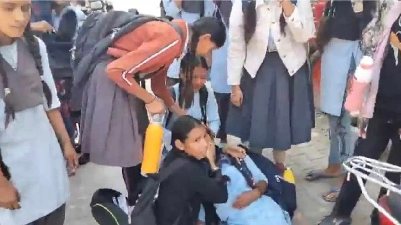 Kota: चंबल फर्टिलाइजर्स केमिकल लिमिटेड में हुआ गैस रिसाव, 13 स्कूली बच्चे रोड पर ही बेहोश | VIDEO