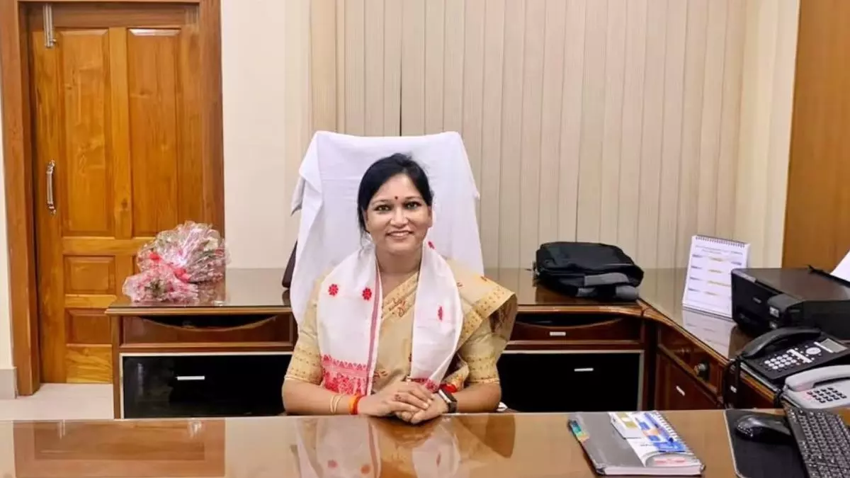 मैम, मेकअप नहीं किया कमेंट पर केस दर्ज कराकर चर्चा में आई IAS के खिलाफ FIR, जानें कौन हैं वरनाली डेका मैम, मेकअप नहीं किया कमेंट पर केस दर्ज कराकर चर्चा में आई IAS के खिलाफ FIR, जानें कौन हैं वरनाली डेका