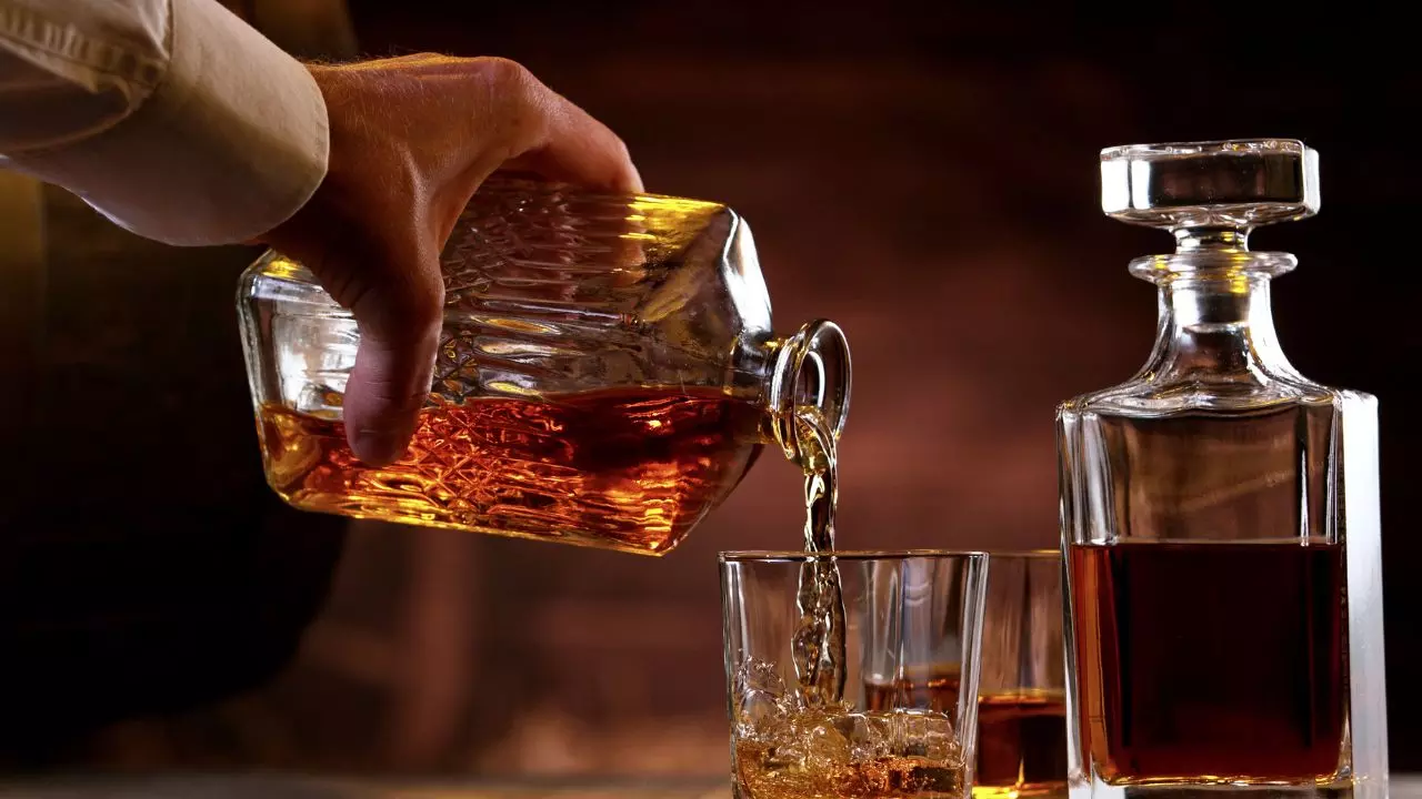 अब अमेरिकी Bourbon Whiskey का स्वाद हुआ सस्ता! टैरिफ का टेंशन हुआ खत्म तो जेब में बचेंगे पैसे