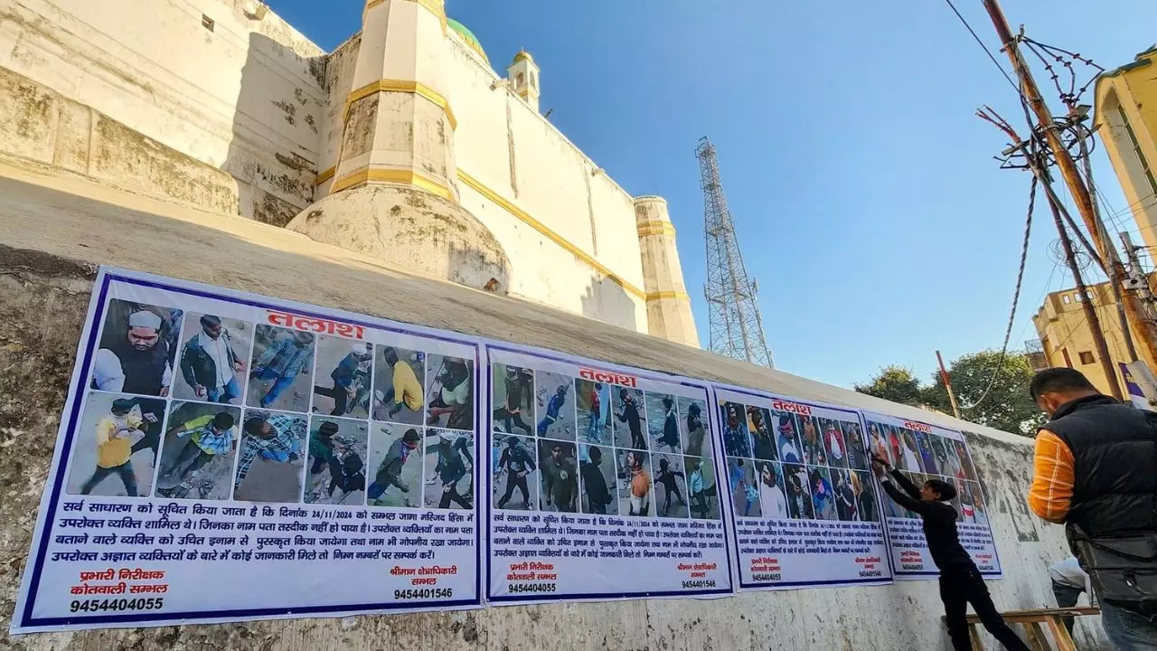 संभल हिंसा पर एक्शन में योगी की पुलिस, जामा मस्जिद पर चस्पा किया 74 उपद्रवियों के पोस्टर, मचा बवाल