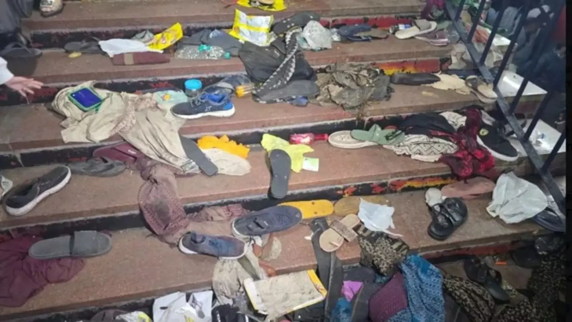 New Delhi station stampede : खोई बहन की तलाश में भटक रहा था भाई, घंटे भर बाद मिला बहन का शव New Delhi station stampede : खोई बहन की तलाश में भटक रहा था भाई, घंटे भर बाद मिला बहन का शव