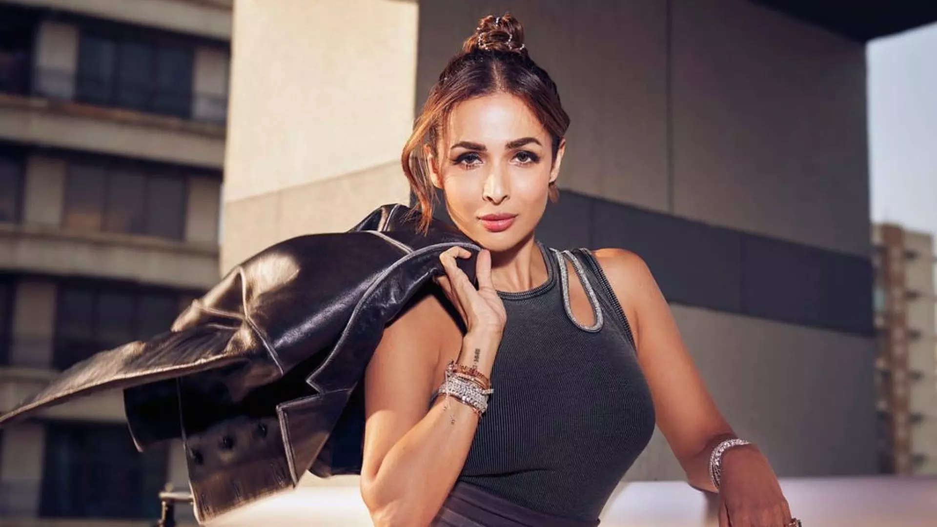 ब्लैक जैकेट और शिमरी स्कर्ट में Malaika Arora का स्मूथ लुक, मिस न करें एक्ट्रेस का लेटेस्ट फोटोशूट ब्लैक जैकेट और शिमरी स्कर्ट में Malaika Arora का स्मूथ लुक, मिस न करें एक्ट्रेस का लेटेस्ट फोटोशूट