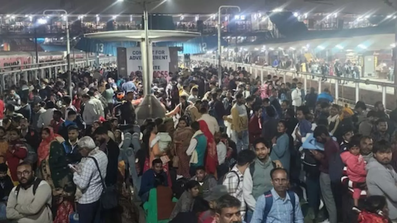हर घंटे 1500 टिकट... भयानक भीड़ के बीच कहां और कैसे फेल हुआ प्रशासन का सिस्टम? भगदड़ के पांच कारण