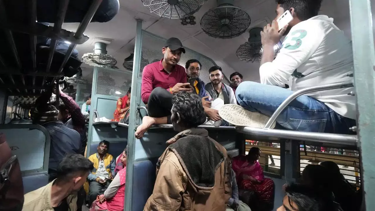 ऐसा लगा जैसे पुल गिर गया.., भूकंप से नई दिल्ली रेलवे स्टेशन पर डरे लोग; VIDEO
