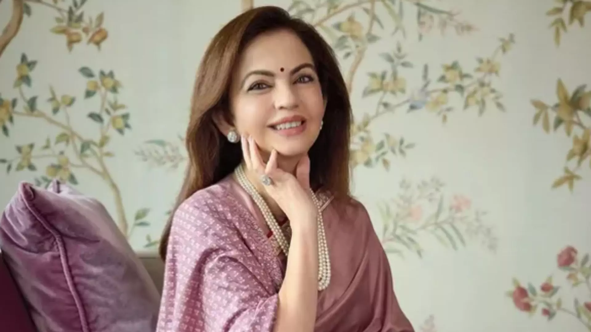 हार्वर्ड यूनिवर्सिटी में छाई Nita Ambani की ट्रेडिशनल बनारसी साड़ी, हेमीज़ केली बैग से लुक किया कंप्लीट हार्वर्ड यूनिवर्सिटी में छाई Nita Ambani की ट्रेडिशनल बनारसी साड़ी, हेमीज़ केली बैग से लुक किया कंप्लीट