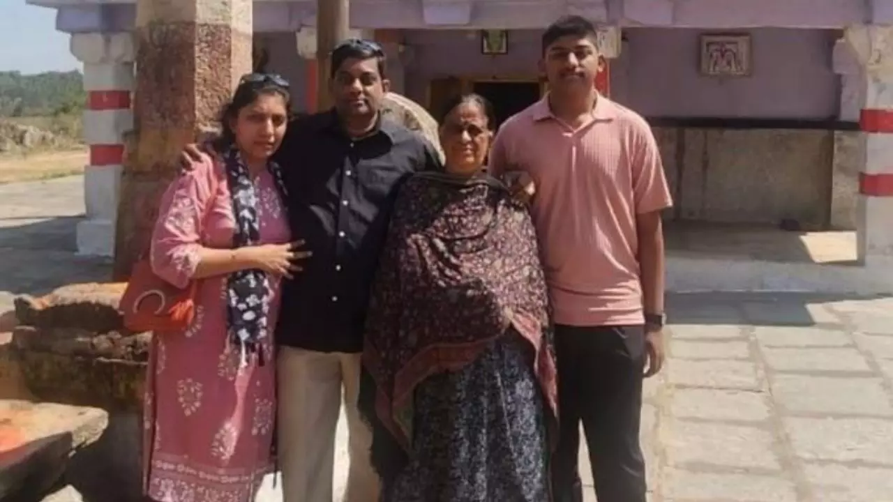 मां, बेटा-पत्नी, तीनों को दी दर्दनाक मौत; फिर सिर में पॉलीथीन बांधकर कर ली आत्महत्या मां, बेटा-पत्नी, तीनों को दी दर्दनाक मौत; फिर सिर में पॉलीथीन बांधकर कर ली आत्महत्या