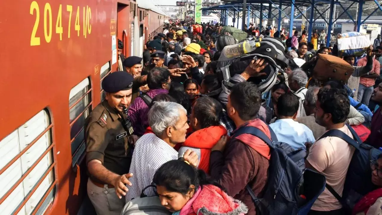 यात्रीगण ध्यान दें... अब इस जंक्शन पर भी रोकी गई लोगों की एंट्री, संगम स्टेशन 28 फरवरी तक है बंद