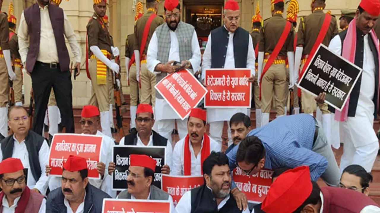 UP Budget Session: एक्शन में विपक्ष, अस्थि कलश और जंजीरों के साथ नेता पहुंचे विधानसभा, योगी बोले- हार की खुन्नस UP Budget Session: एक्शन में विपक्ष, अस्थि कलश और जंजीरों के साथ नेता पहुंचे विधानसभा, योगी बोले- हार की खुन्नस