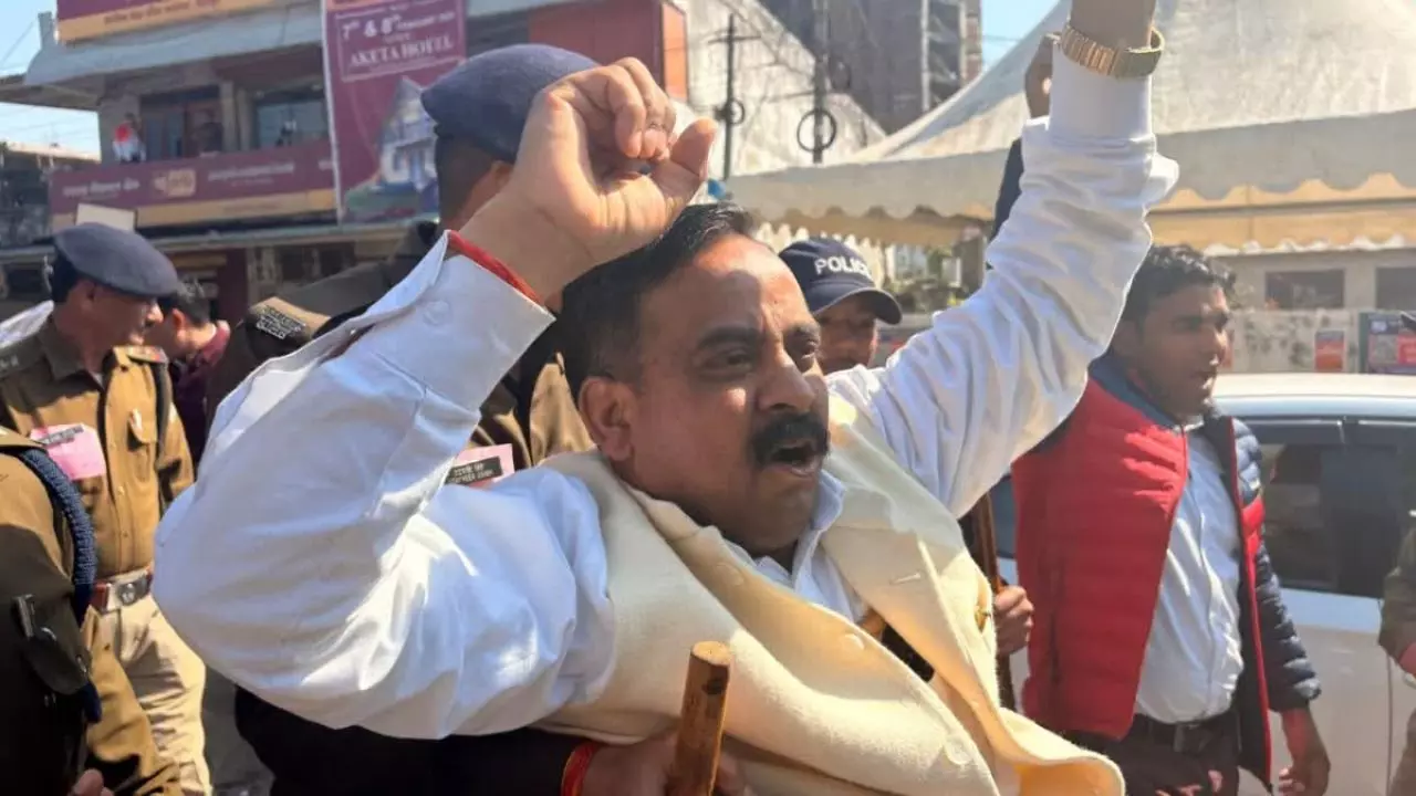 क्या है उत्तराखंड का भू कानून? जिसे लेकर पूर्व विधायक ने विधानसभा के बाहर किया हंगामा