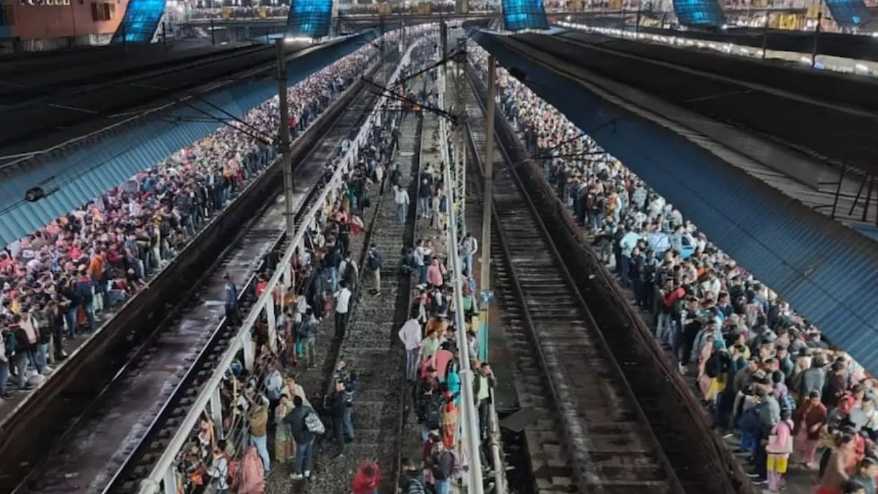 NDLS भगदड़ हादसे का सच आया सामने! रेलवे अधिकारी ने बताई पूरी कहानी