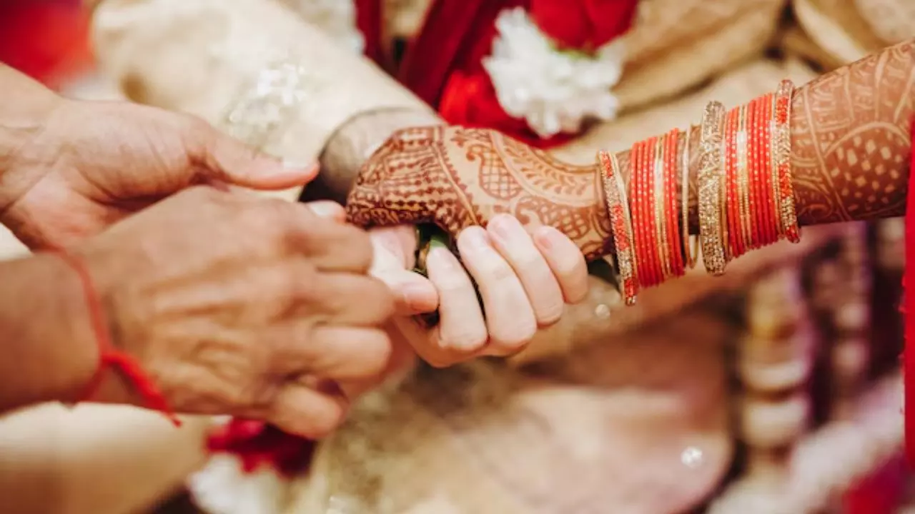 इस गांव में शादी के बाद महिलाओं को बिना कपड़े बिताने पड़ते हैं सात दिन