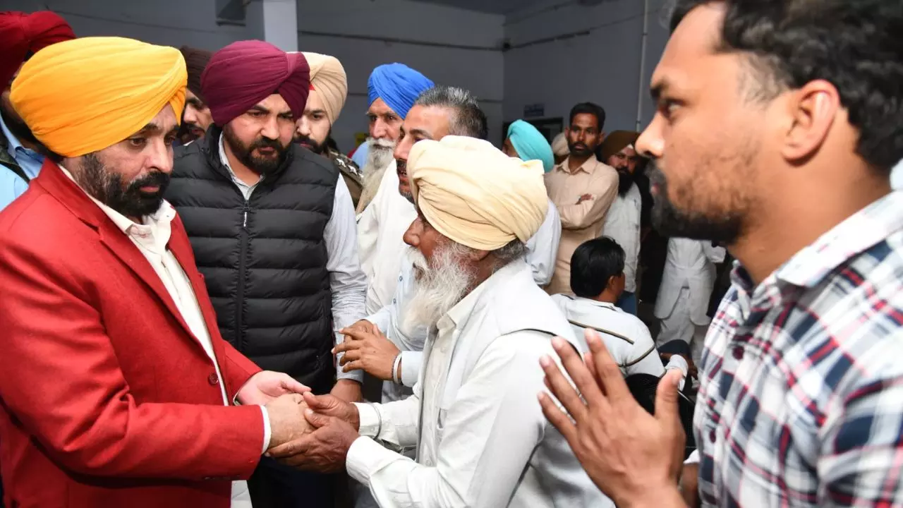 अचानक सरकारी दफ्तर में पहुंचे CM मान, अधिकारियों के काम और ड्यूटी का लिया जायजा